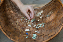 Load image into Gallery viewer, Snowdrop Tulip Earrings